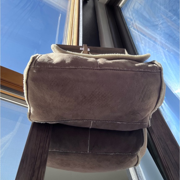 Chanel: Shearling Suede Sherpa CC Accordion Flap Chain Bag *RARE* - Picture 9 of 17